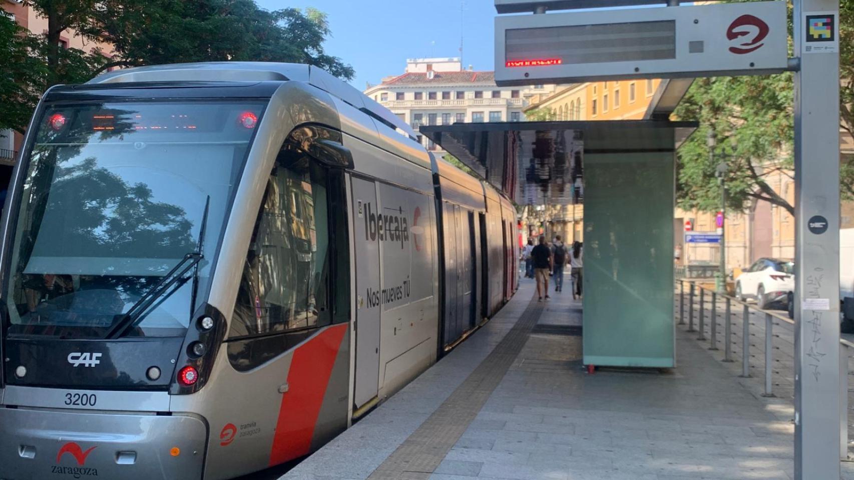 Un tranvía de Zaragoza parado.