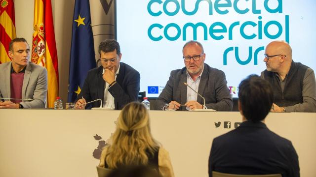 Los diputados Juan Ramón Adsuara y Avelino Mascarell durante la presentación.