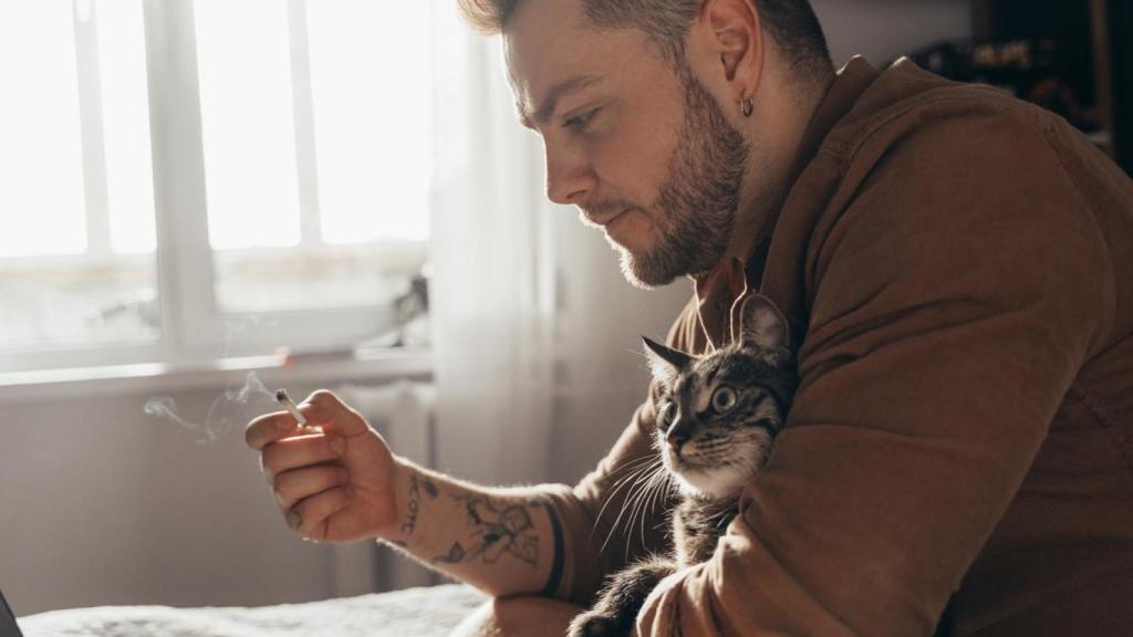 Fumar delante de tu mascota supone un peligro para ella.