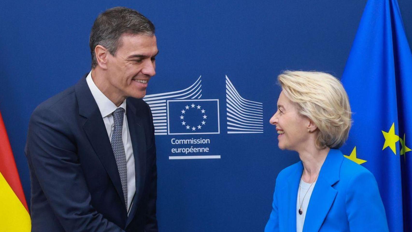 Pedro Sánchez saluda a Ursula Von der Leyen.