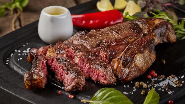 Una pieza de carne cocinada