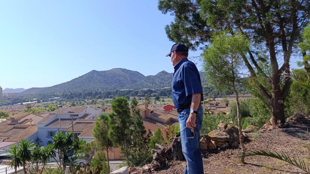 Andrés Bernabé mira hacia los montes de Cartagena, desde la parte superior del parque lleva su nombre.