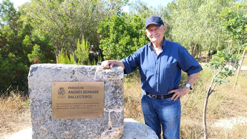 Andrés Bernabé muestra a EL ESPAÑOL|ENCLAVE ODS la placa que instaló en su honor el Ayuntmiento de Cartagena en el parque.