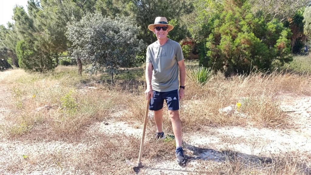 Antonio García, miembro de la Asociacón de Vecinos de Los Popos, retirando malas hierbas secas en el Parque Andrés Bernabé Ballesteros de Cartagena.