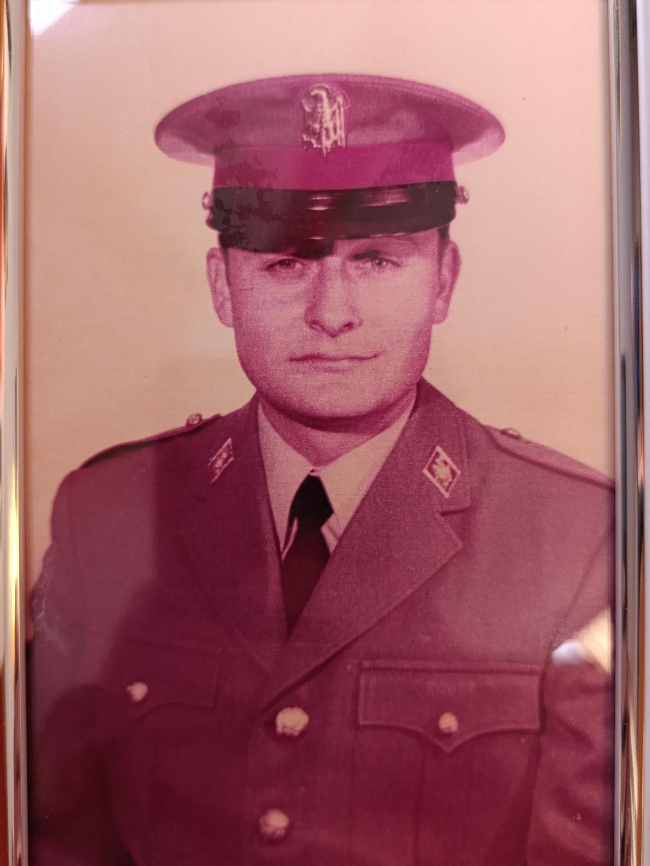 Una foto de Andrés Bernabé en su ingreso en la Policía Armada -que luego se convertiría en la Policía Nacional- en 1973.