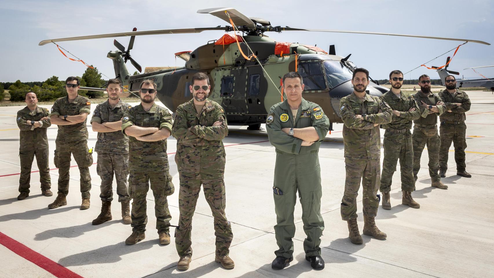El teniente coronel Martínez Aísa y un grupo de militares españoles durante los ejercicios APROC 25 de la base áerea de Albacete.