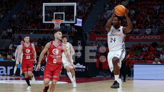 El base del Real Madrid, Andrés Feliz (d), con el balón ante el jugador italiano de Casademont Zaragoza, Marco Spissu.