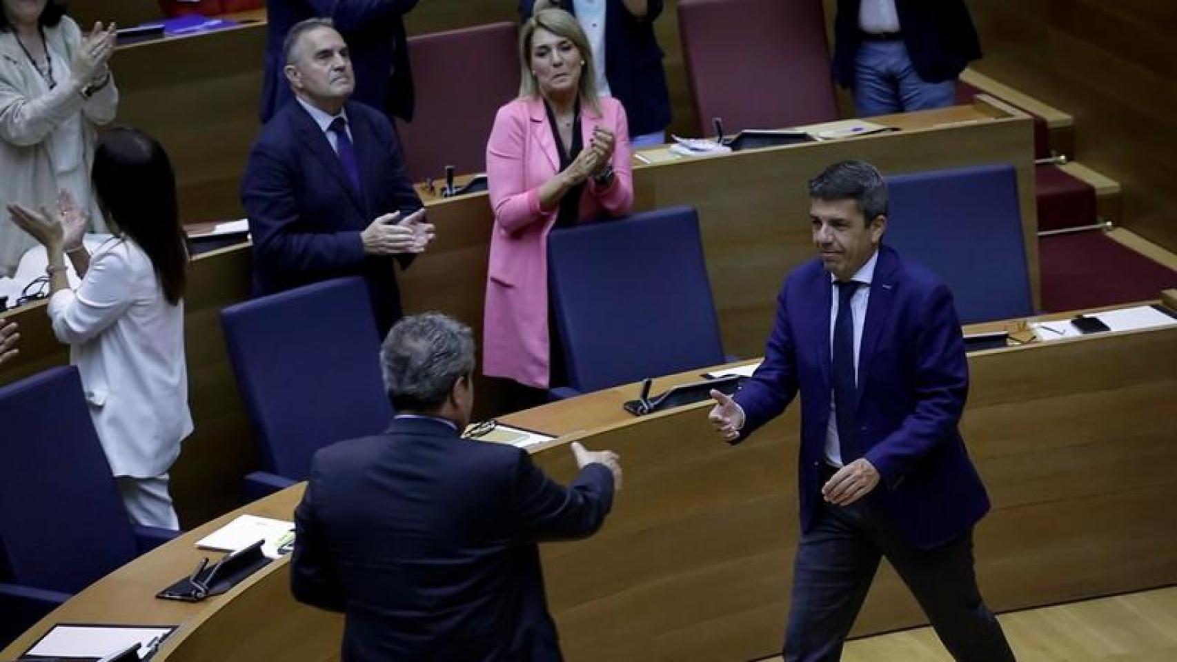 Carlos Mazón y José María Llanos, en Les Corts tras la aprobación de los Presupuestos. José Cuéllar / Corts