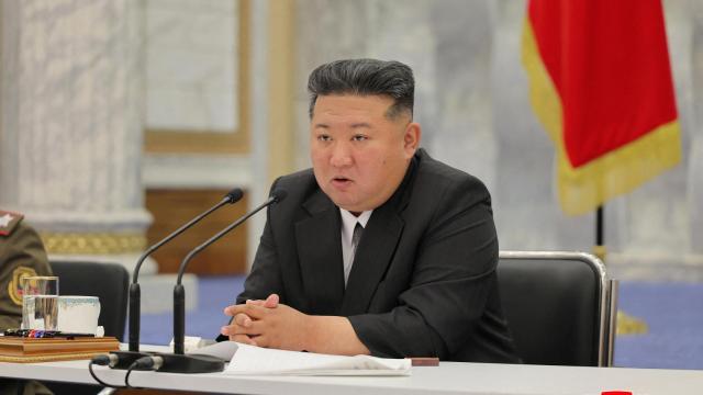 El líder norcoreano, Kim Jong-un, encabeza una reunión del partido sobre el fortalecimiento del ejército en esta imagen difundida el 30 de mayo de 2025.