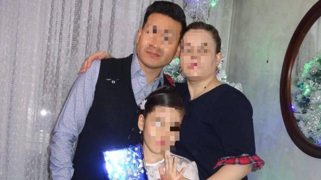 Pedro González junto a su hija Eva y su pareja Simona.