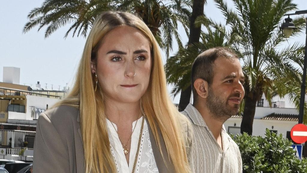 Rocío y David Flores, hijos de Rocío Carrasco y Antonio David Flores, en el tributo a su abuela celebrada en su ciudad natal.