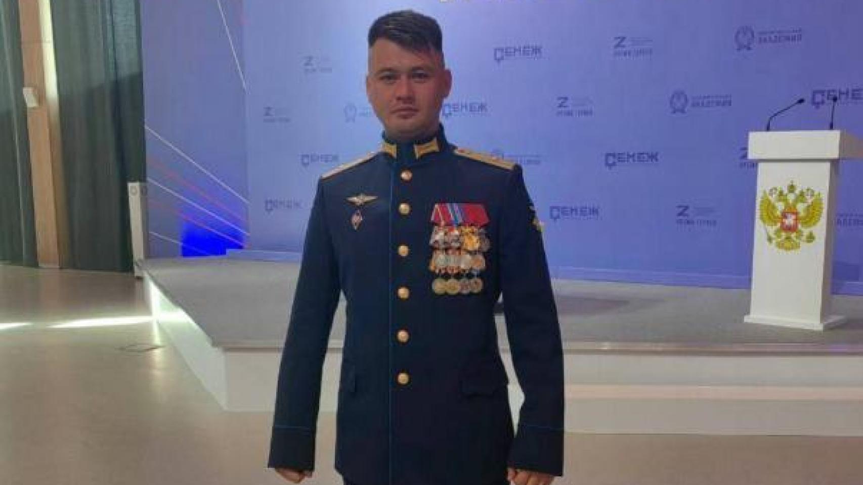 Zaur Aleksandrovich Gurtsiev, el 'carnicero' de Mariúpol, durante una ceremonia.