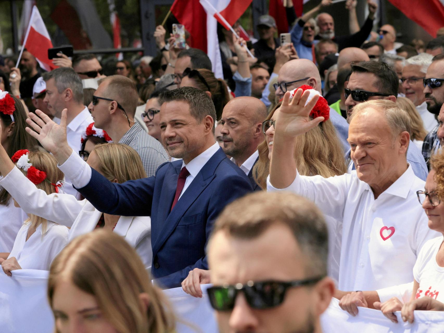 El alcalde de Varsovia, Rafal Trzaskowski, candidato presidencial de la Coalición Cívica, asiste a la 'Marcha Patriótica' junto con el primer ministro polaco Donald Tusk, antes de la segunda vuelta de las elecciones presidenciales, en Varsovia.