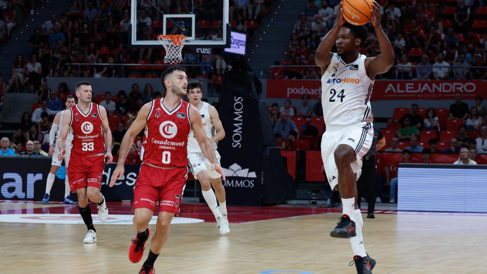 Andrés Feliz con el balón durante el partido ante Casademont Zaragoza.