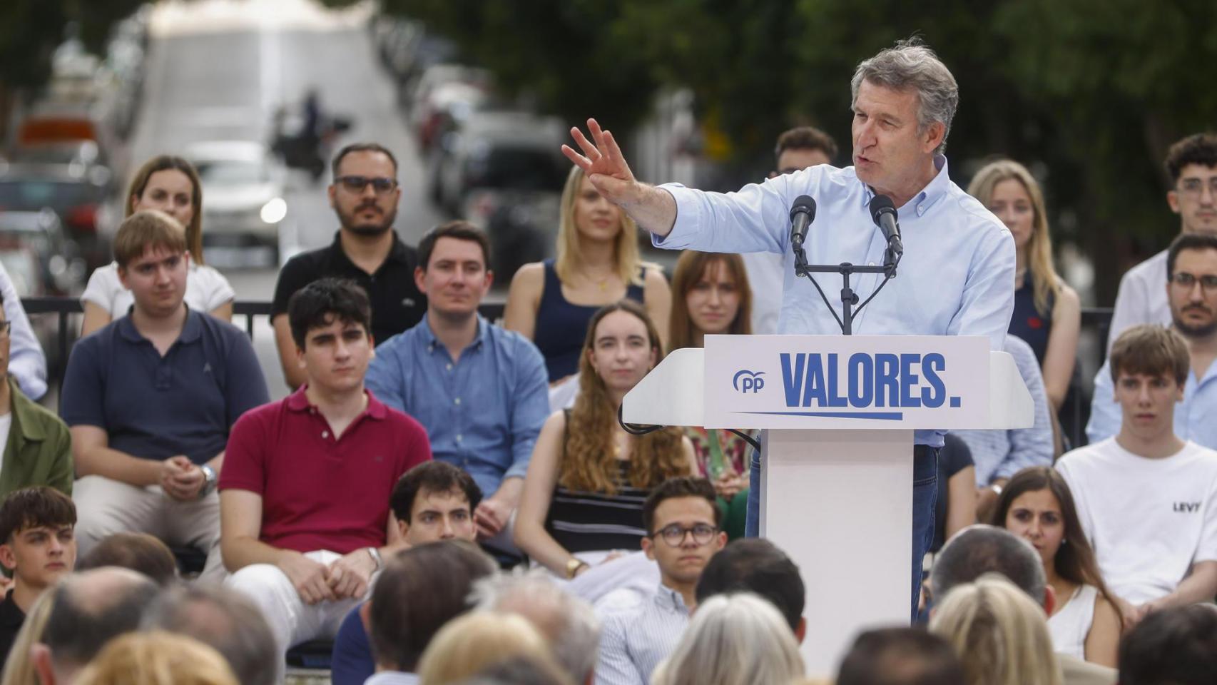 El líder del PP, Alberto Núñez Feijóo, durante un acto celebrado este sábado en Castelldefels (Barcelona).