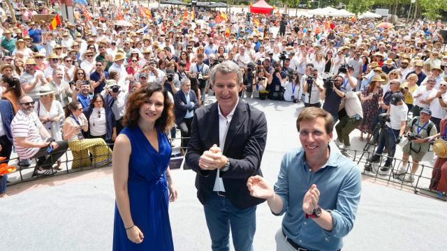 Alberto Núñez Feijóo, José Luís Martínez-Almeida e Isabel Díaz Ayuso en el acto del PP