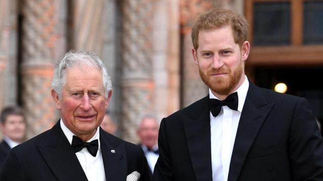 Harry con su padre, Carlos de Inglaterra.