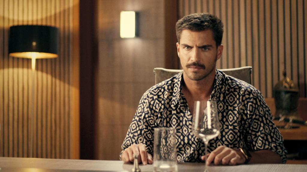Maxi Iglesias en una escena de la serie 'Matices'.