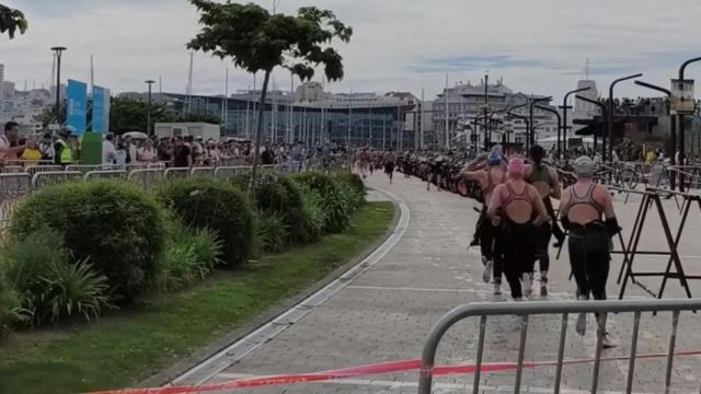 Deportistas en el Campeonato de España de triatlón celebrado en A Coruña