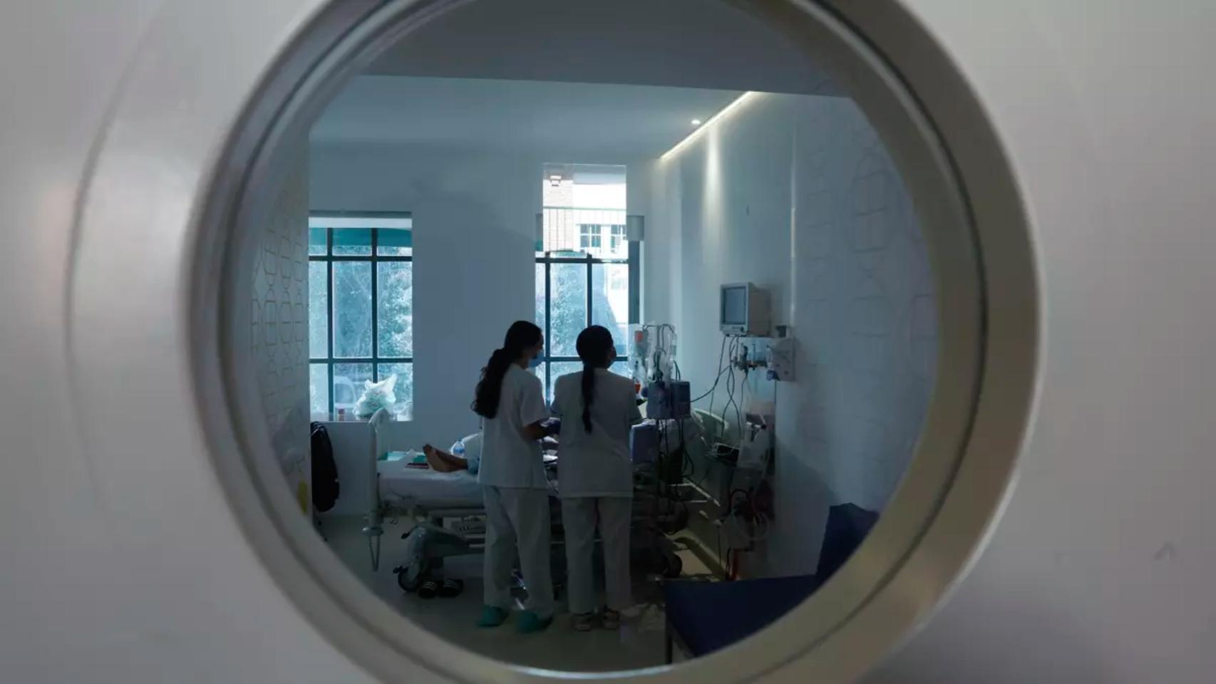 Imagen de archivo de varias enfermeras atendiendo a un paciente con cáncer.