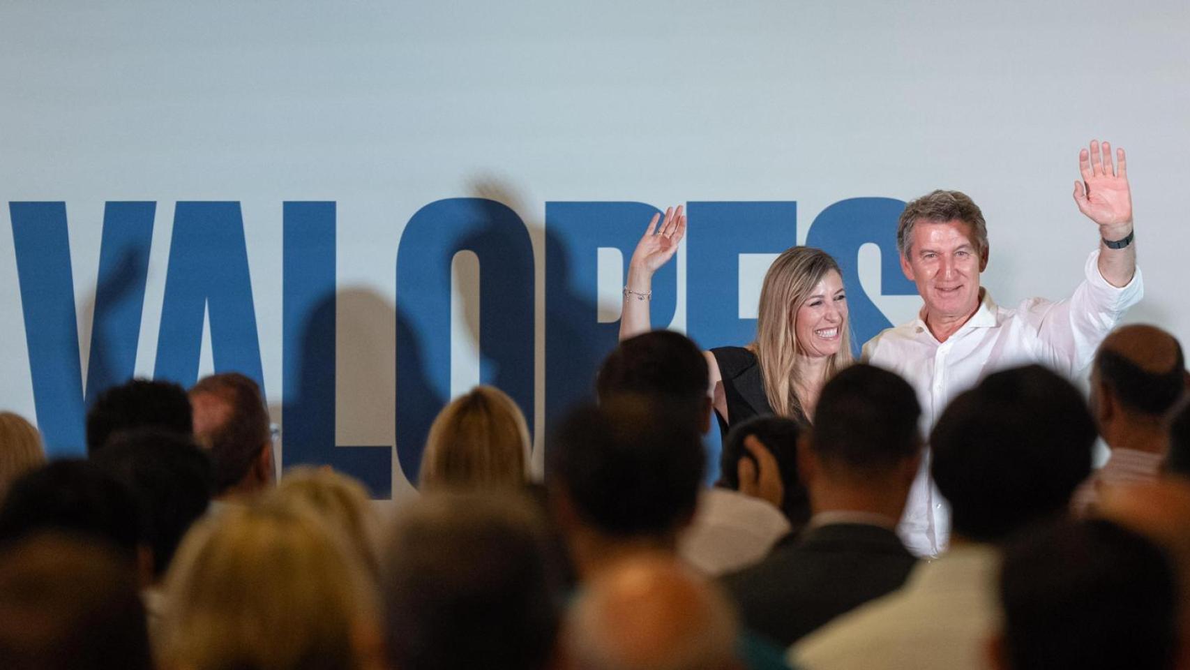 Alberto Núñez Feijoo, líder del PP, junto a María Guardiola, presidenta de Extremadura, este lunes en Cáceres.