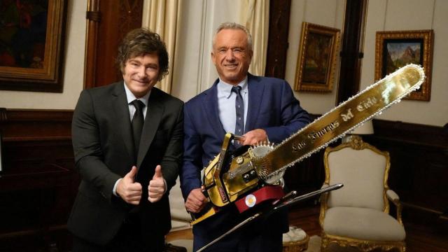 El 27 de mayo de 2025, el secretario de Salud de EE.UU., Robert F. Kennedy Jr., posó junto al presidente argentino Javier Milei en la Casa Rosada, sosteniendo una motosierra con la frase Las fuerzas del cielo.