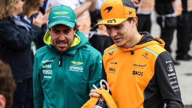 Fernando Alonso y Oscar Piastri, en el paddock de F1