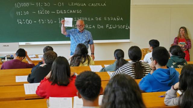 Alumnos durante el primer día de selectividad en Galicia, a 3 de junio de 2025, en Santiago de Compostela, A Coruña, Galicia (España).