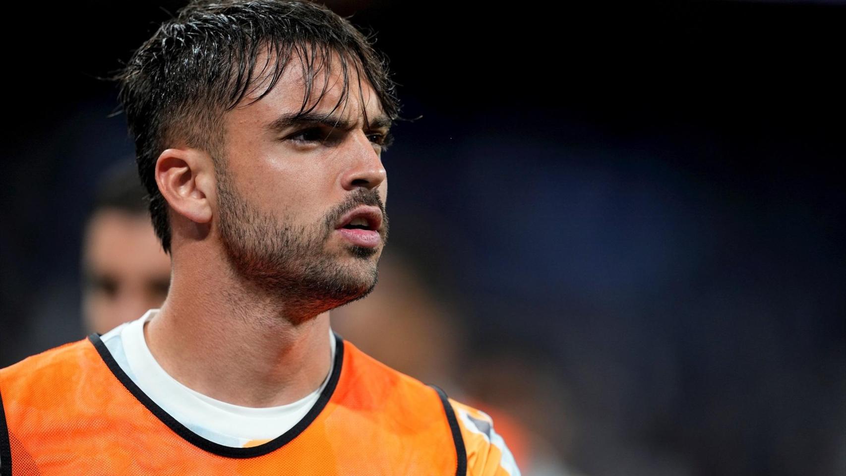 Raúl Asencio, calentando en un partido del Real Madrid la temporada pasada.