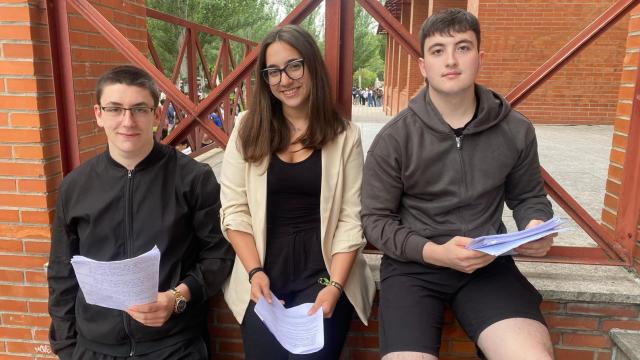 Juan, María y Elías, tres estudiantes del IES Marqués de Lozoya (Cuéllar) que se han presentado a la PAU