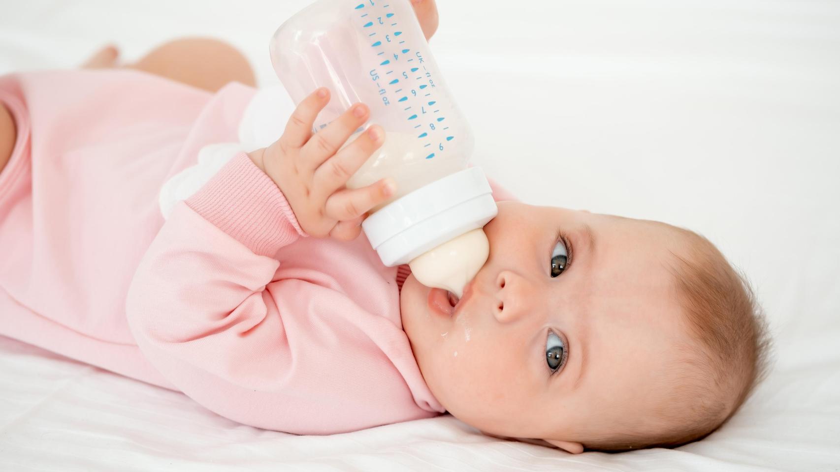 Un bebé con un biberón