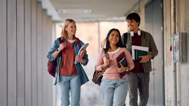 Algunos alumnos de un instituto, en una imagen de Shutterstock.