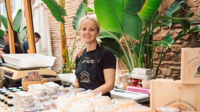 María Dolores Navarro, junto a sus quesos de cabra artesanales.