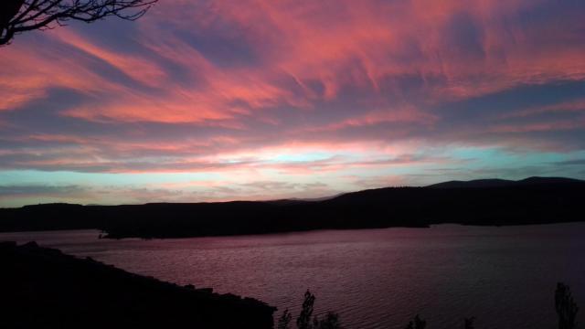 Una puesta de sol en el pantano de Pálmaces, en Guadalajara.