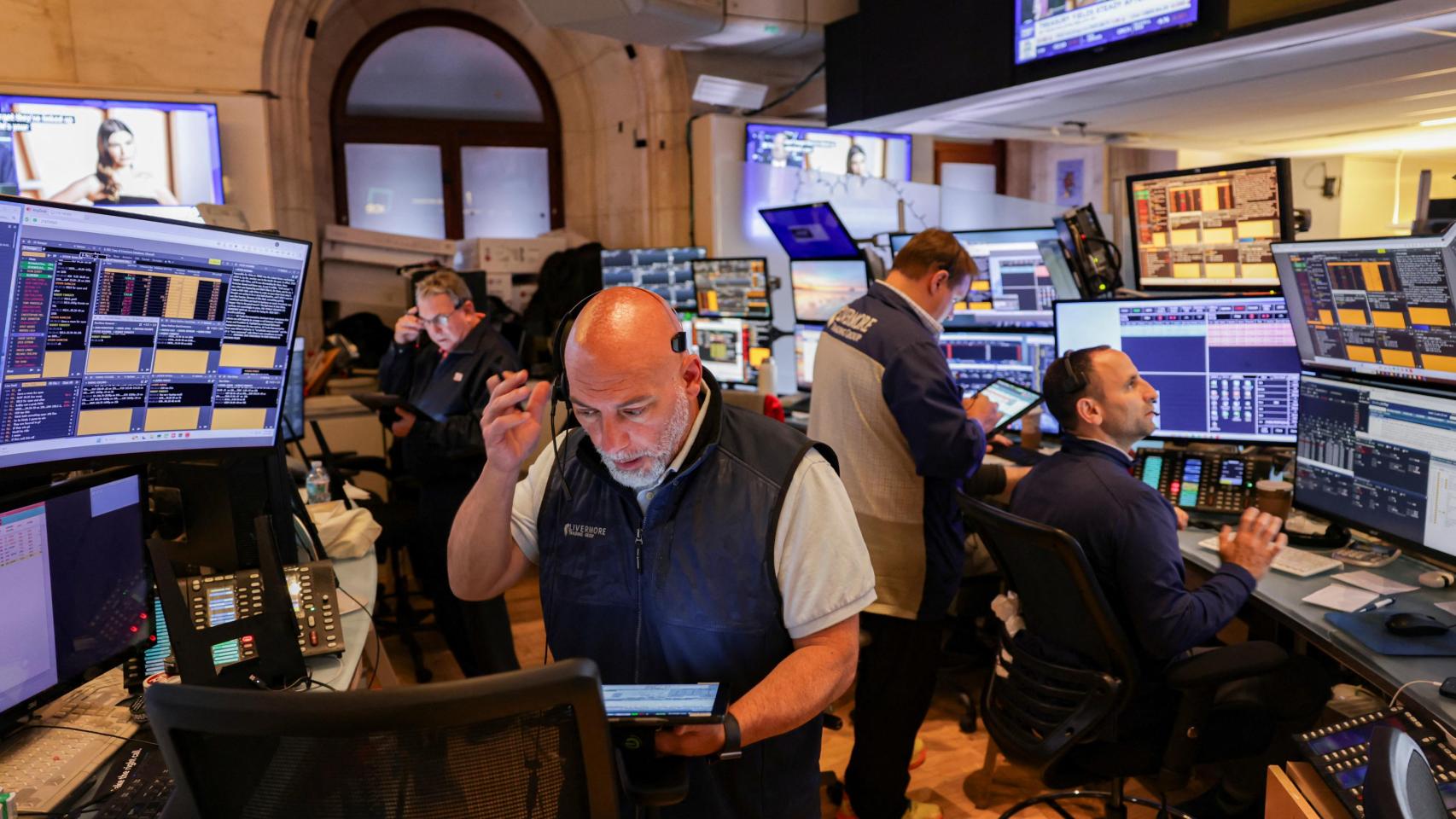 Varios operadores trabajan en el parqué de la Bolsa de Nueva York.