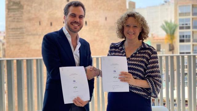 Amparo Folgado junto al tránsfuga de Vox. EE