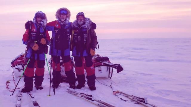 Sechu López (i), Quitín Mira (c) y José Trejo (d), se fotografían en pleno Paso del Noroeste (Canadá) durante la expedición 'Mar de Hielo 2025'.