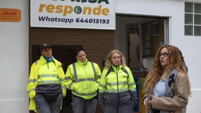 Raquel Rodríguez, junto a varios trabajadores de la empresa pública.