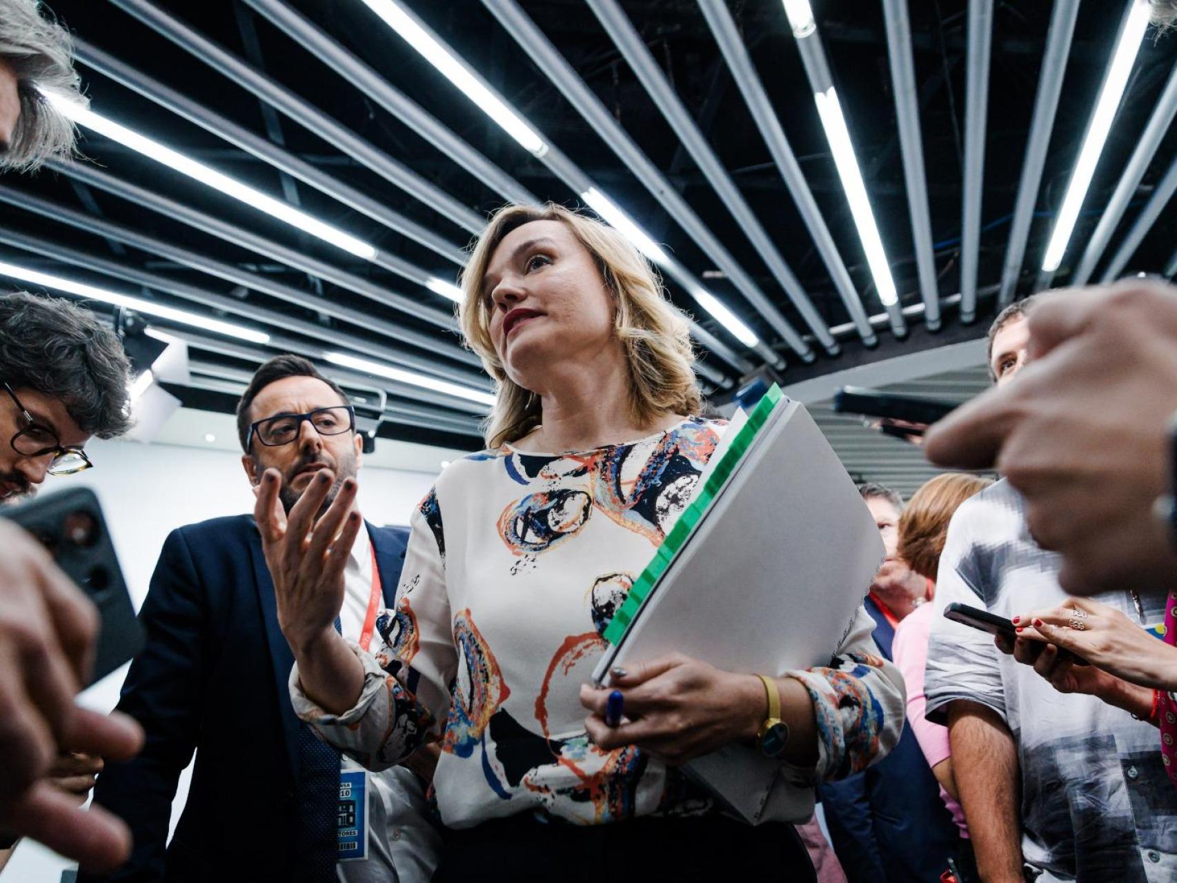 Pilar Alegría, este martes, dialoga con los periodistas en la sala de prensa de Moncloa.