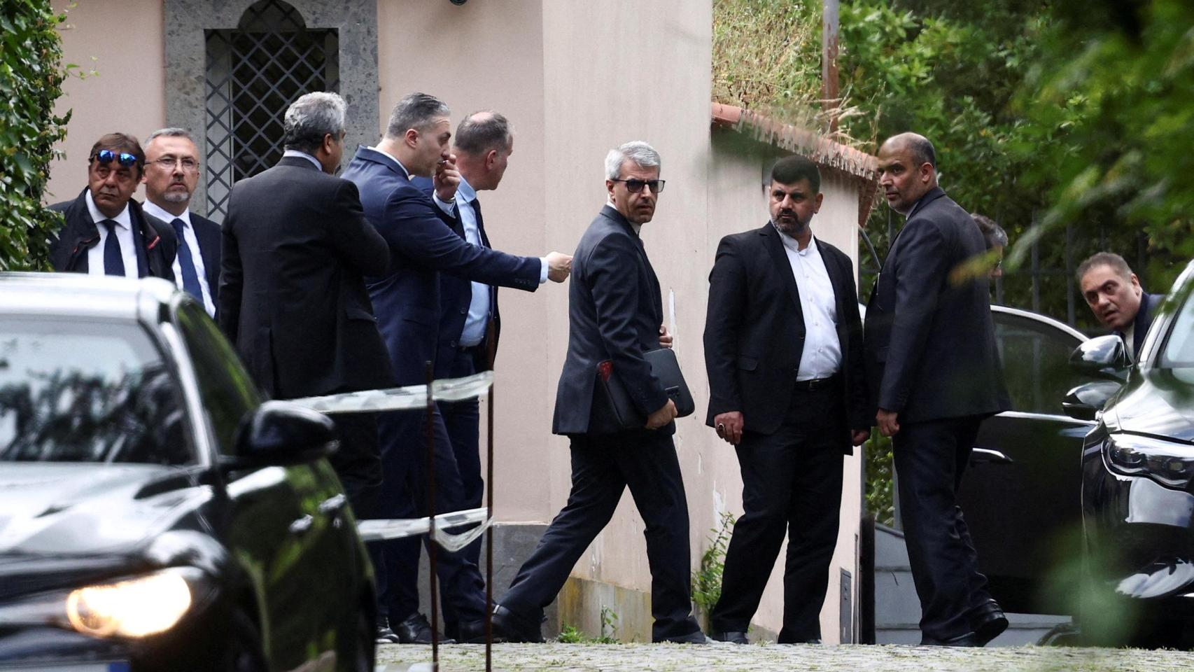Miembros de la delegación iraní salen de la embajada de Omán, donde se llevaron a cabo la quinta ronda de conversaciones entre Estados Unidos e Irán en Roma.