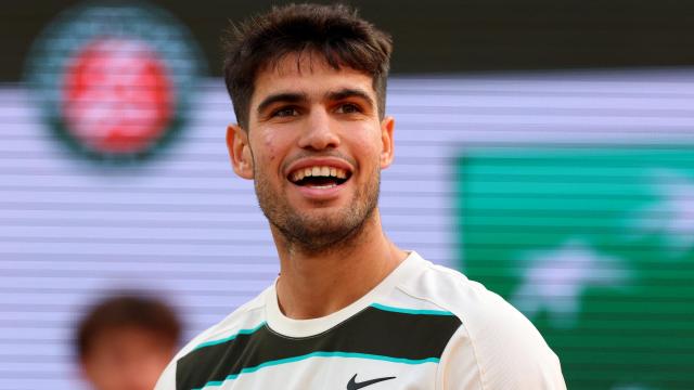 Alcaraz sonríe tras un punto contra Tommy Paul.