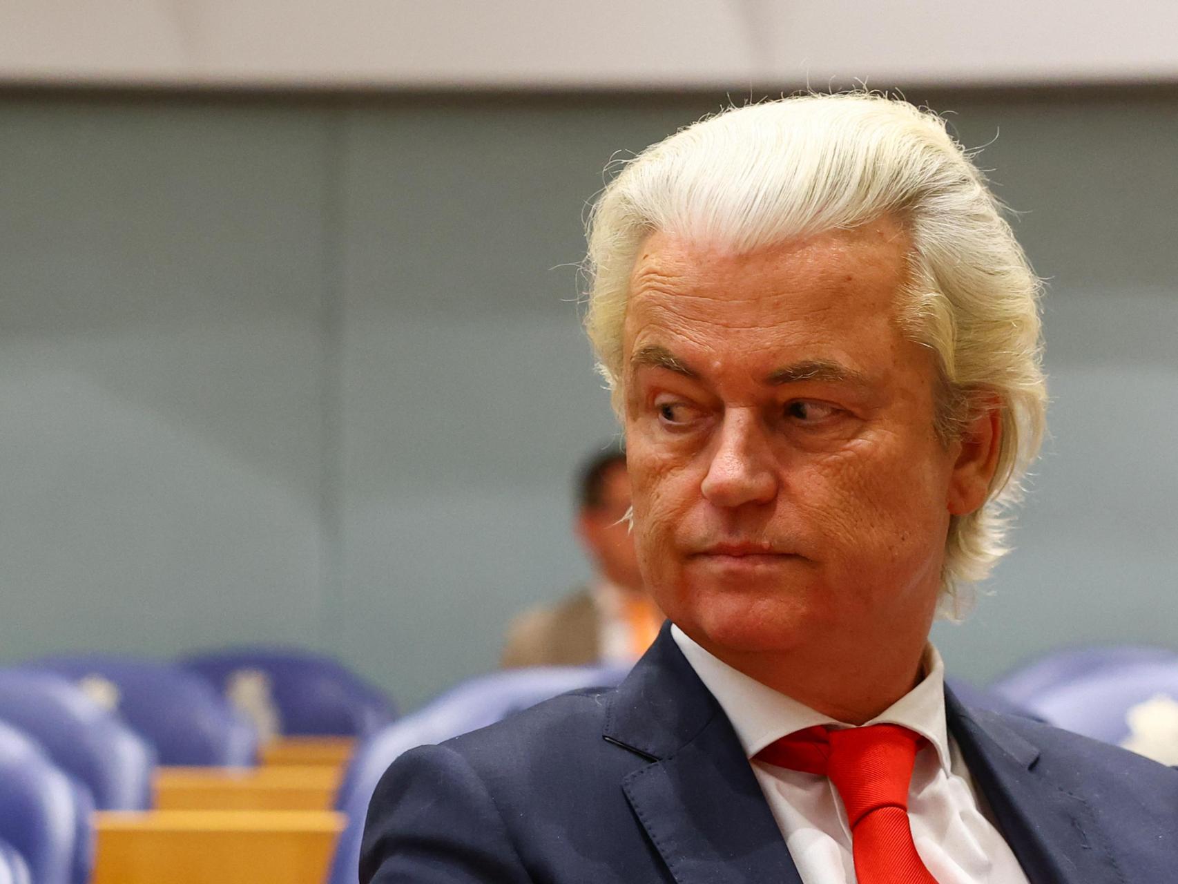 El líder de la extrema derecha neerlandesa, Geert Wilders, observa en el momento de su decisión de abandonar la coalición de gobierno, en La Haya, Países Bajos, el 3 de junio de 2025.