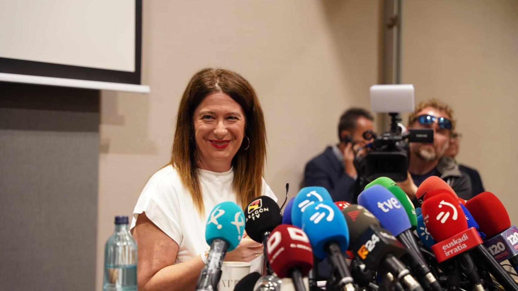Leire Díez durante su comparecencia ante los medios.