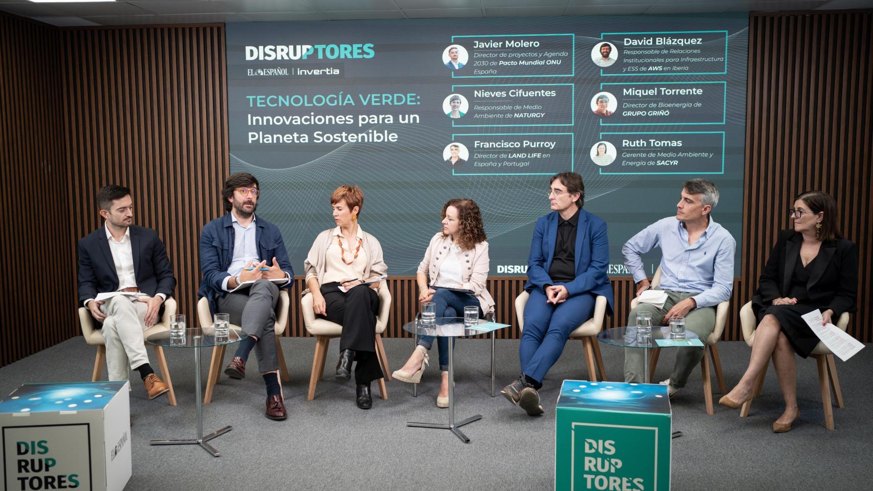 De izquierda a derecha: Javier Molero, director de proyectos y Agenda 2030 de Pacto Mundial ONU en España; David Blázquez, responsable de Relaciones Institucionales para Infraestructura y ESS de AWS en Iberia; Nieves Cifuentes, responsable de Medio Ambiente de Naturgy; Noelia Hernández, redactora jefa de DISRUPTORES; Miquel Torrente, director de Bioenergía de GRUPO GRIÑÓ; Francisco Purroy, director de Land Life en España y Portugal; y Ruth Tomas, gerente de Medio Ambiente y Energía de Sacyr.
