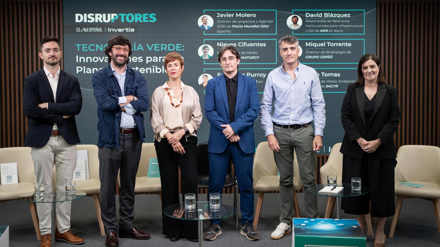 Javier Molero, director de proyectos y Agenda 2030 de Pacto Mundial ONU en España; David Blázquez, responsable de Relaciones Institucionales para Infraestructura y ESS de AWS en Iberia; Nieves Cifuentes, responsable de Medio Ambiente de Naturgy; Noelia Hernández, redactora jefa de DISRUPTORES; Miquel Torrente, director de Bioenergía de GRUPO GRIÑÓ; Francisco Purroy, director de Land Life en España y Portugal; y Ruth Tomas, gerente de Medio Ambiente y Energía de Sacyr.