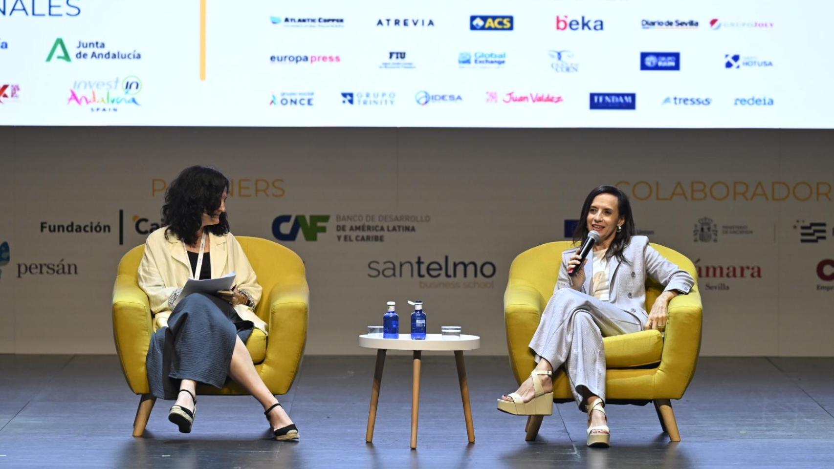 Emilia Pérez, jefa de internacional de EFE y Beatriz Corredor, presidenta de Redeia, durante el VIII Congreso Iberoamericano CEAPI.