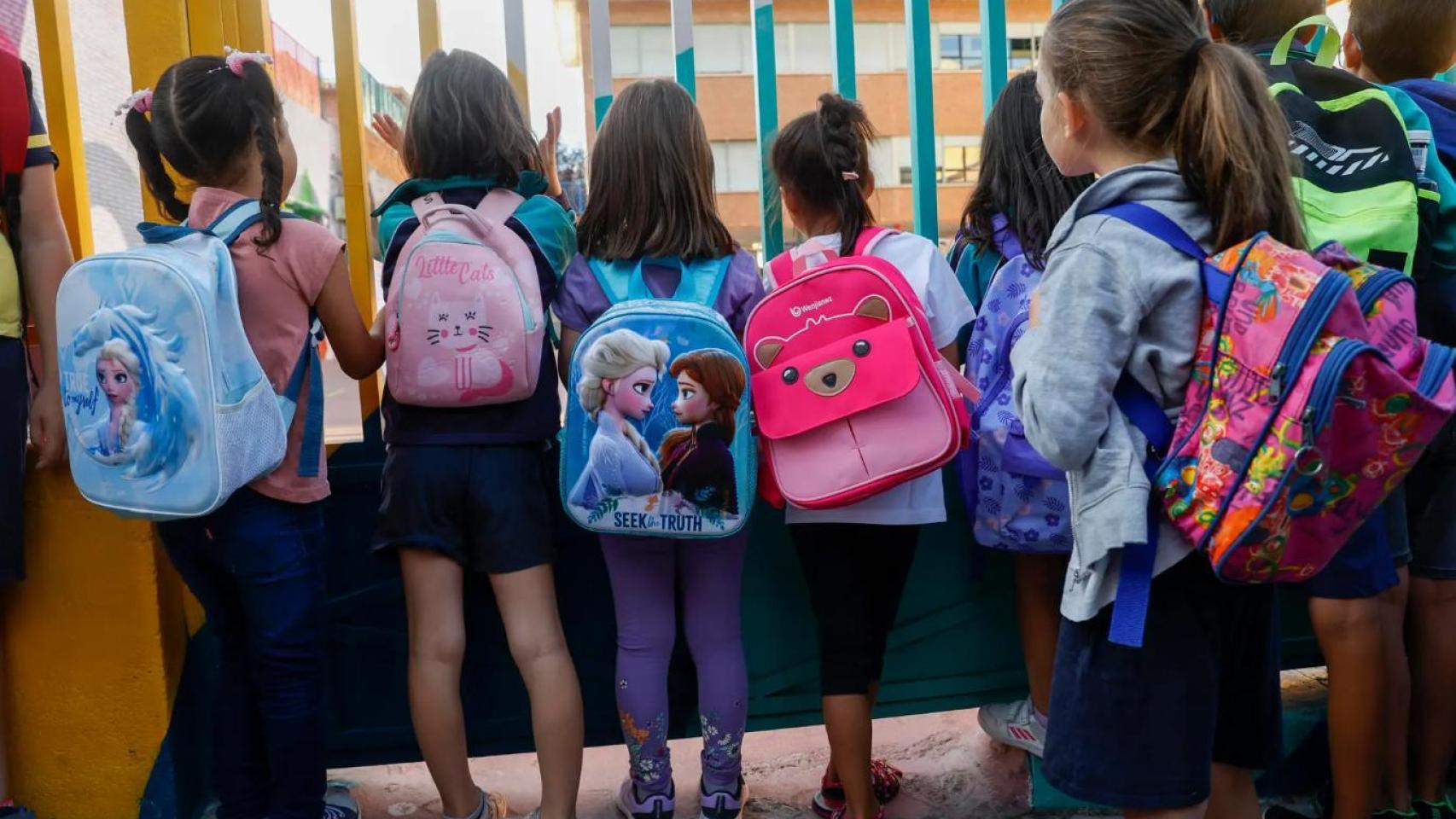 Niños a la puerta de un colegio de Madrid.