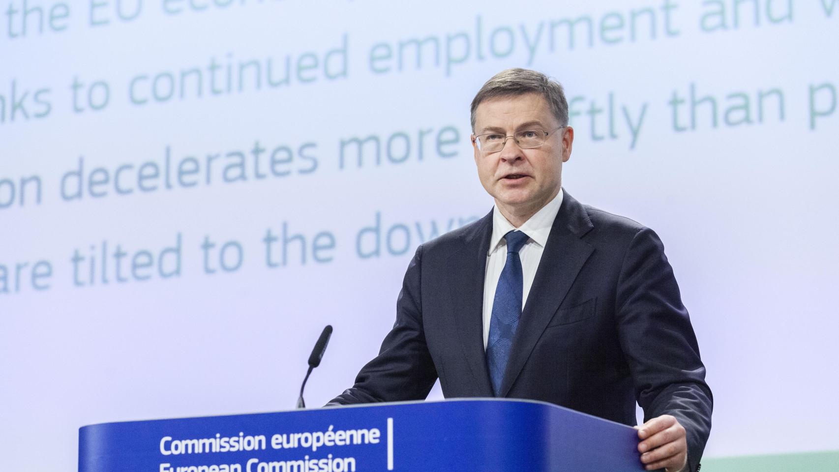 El comisario de Asuntos Económicos, Valdis Dombrovskis, durante una rueda de prensa