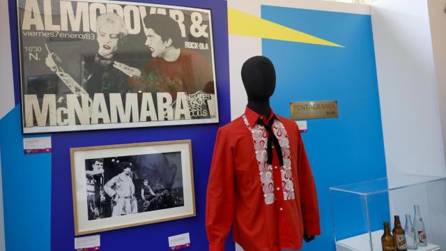 Vista de la camisa de Gabinete Caligari que forma parte de la exposición en la SGAE 'La movida, juventud y libertad'. Foto: Mariscal / EFE