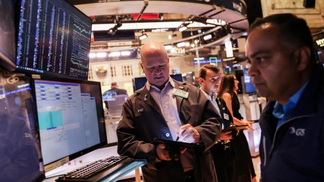 Varios operadores trabajan en el parqué de la Bolssa de Nueva York.